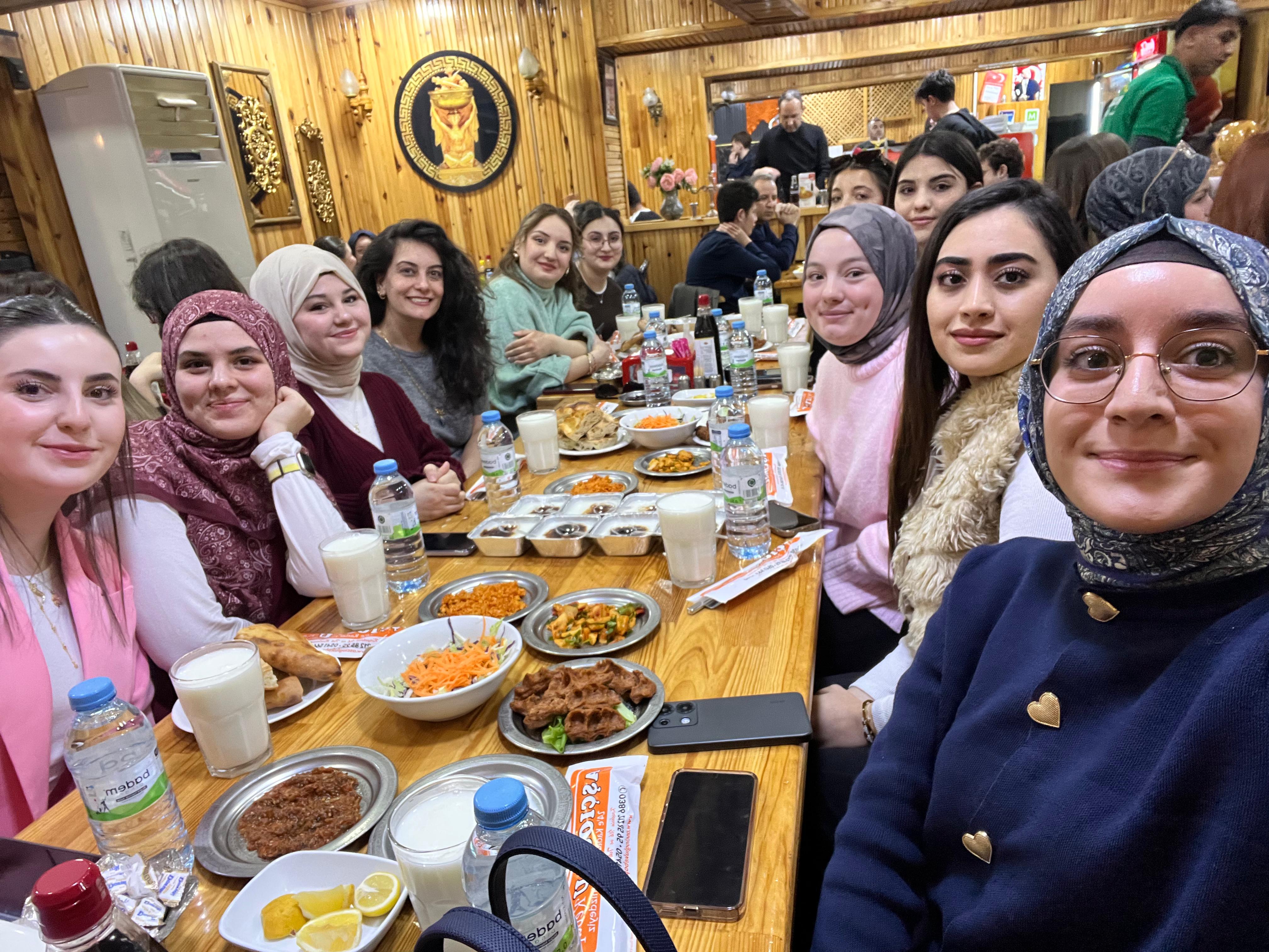 Bölüm öğretim üyelerimiz iftar programında öğrencilerimizle bir araya geldi